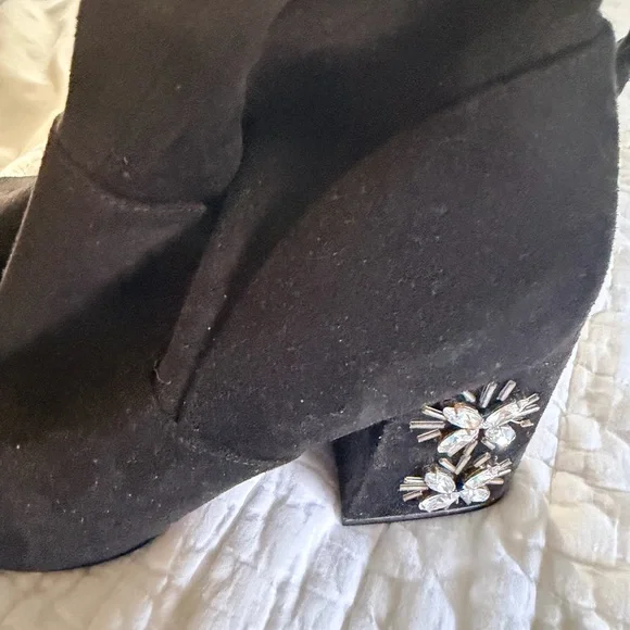 Target Black Heeled Boots with Floral Embellishments - Picture 4 of 6